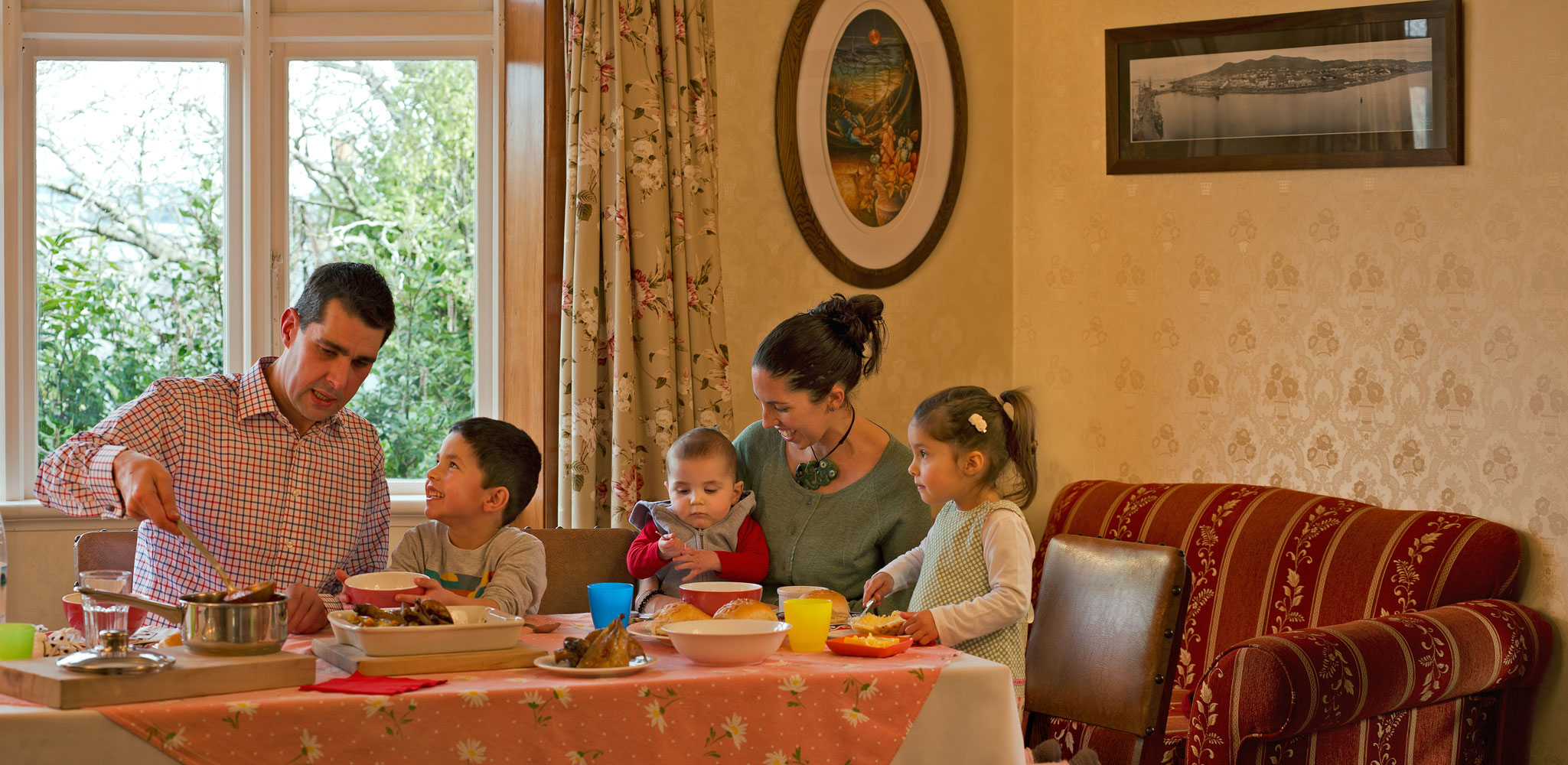 Family at lunch, Ngai Tahu