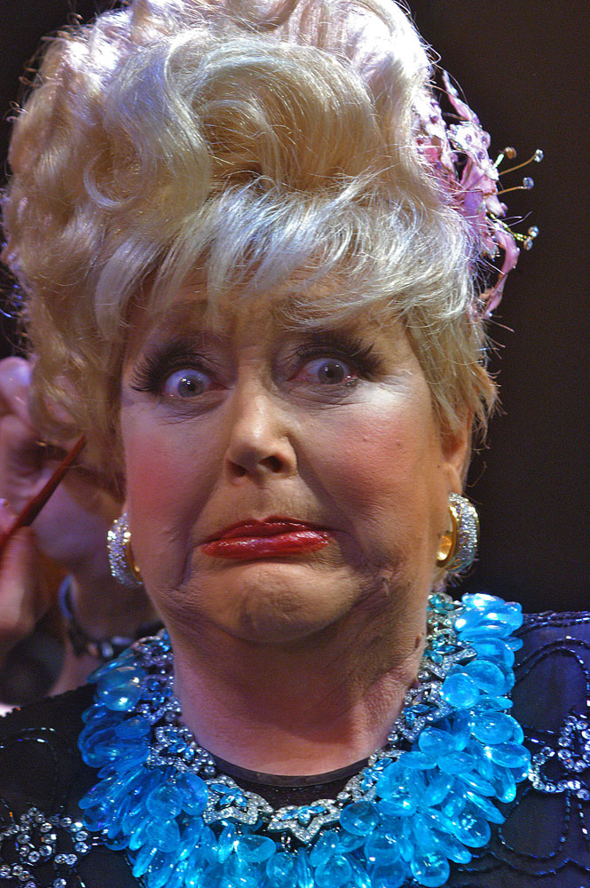 Razzel Dazzel, Toni Lamond