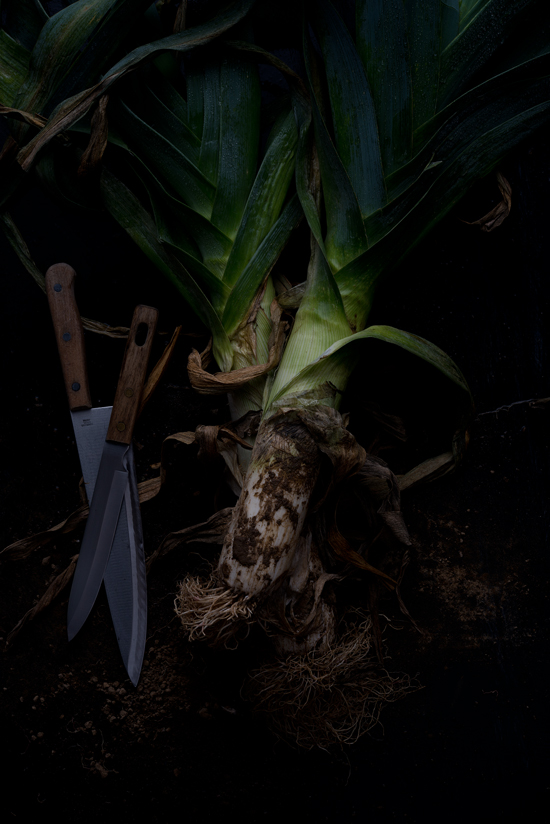 Fresh leeks and a chopping knife